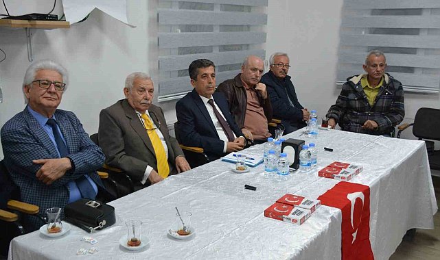 Akhisar'da Öğretmenler Günü buluşmasında tecrübeli öğretmenlerden ders