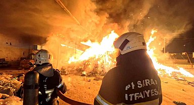 Aksaray'da alevli gece: Geri dönüşüm tesisi alev alev yandı