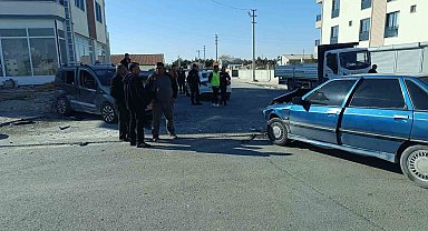 Aksaray'da hafif ticari araç ile otomobil çarpıştı: 7 yaralı