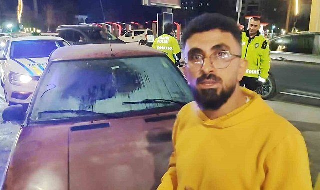 Aksaray'da seyir halindeyken yanan otomobili esnaf söndürdü