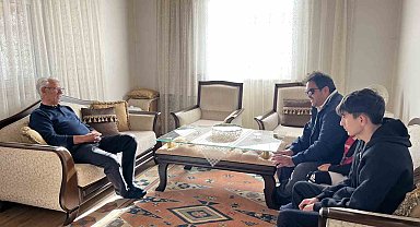 Akyaka'da vefalı öğrenci her yıl öğretmenin elini öperek, öğretmenler günü kutluyor