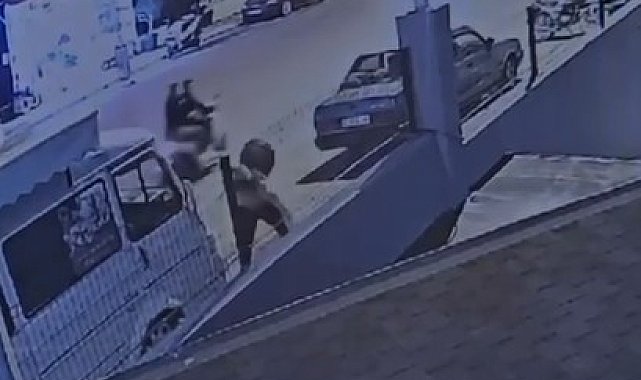 Alanya'da kaldırımdan geçen kadına yumruk ve bıçaklı saldırı güvenlik kamerasında