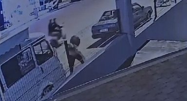 Alanya'da kaldırımdan geçen kadına yumruk ve bıçaklı saldırı güvenlik kamerasında