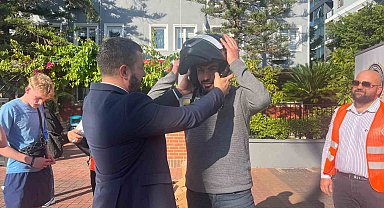 Alanya'da motosiklet sürücülerine ücretsiz kask dağıtıldı