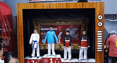 Alaşehirli karateciler Denizli'den madalyalarla döndü