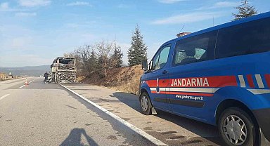 Alev topuna dönen yolcu otobüsü tamamen yandı