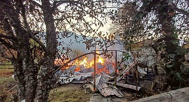 Alevlere teslim olan ahşap evdeki 5 kişi dumandan etkilendi