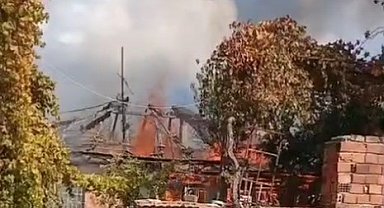 Alevlerin sardığı ev kullanılamaz hale geldi