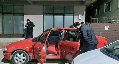 Alkollü sürücü polis uygulamasını görünce otomobili kaldırıma çekti: Üzerinden ve araçtan uyuşturucu çıktı
