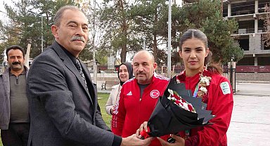Altın madalyalı boksör Evin Erginoğuz çiçeklerle karşılandı