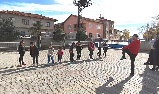 Altıntaş Zafer İlkokulu'nda özel öğrencilerin sabah sporu coşkusu