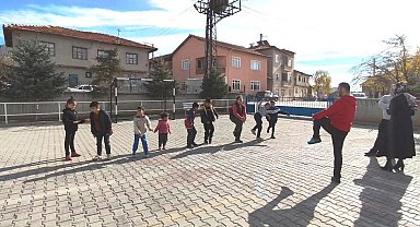 Altıntaş Zafer İlkokulu'nda özel öğrencilerin sabah sporu coşkusu