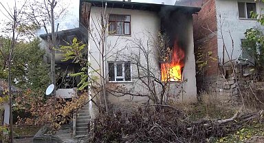 Amasya'da iki katlı evde yangın: Yaşlı kadın yangını ağlayarak izledi