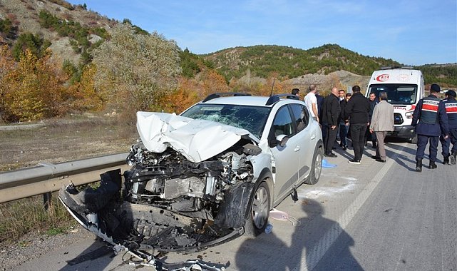 Amasya'da otomobil ile kamyon çarpıştı: 3 yaralı