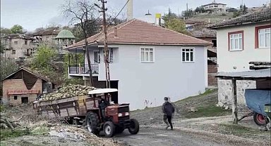 Amasya'da pancar yüklü traktör römorku devrildi: Kaza anı kamerada