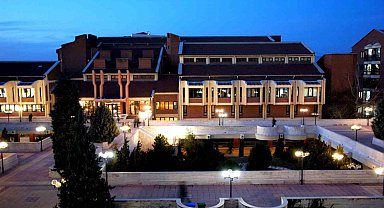 Anadolu Üniversitesi Kütüphanesi 724 öğrencilerin yanında
