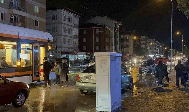 Aniden bastıran yağmur 'Avrupa kentini' felç etti