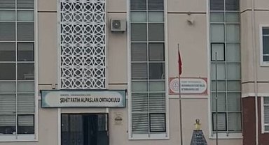 Ankara'da 10 öğrenci zehirlendikleri şüphesiyle hastaneye kaldırıldı