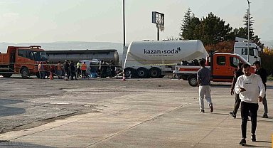 Ankara'da otomobil tır çekicisine çarptı: 3 kişilik aile hayatını kaybetti