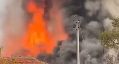 Anne ve oğlunun yaşadığı 2 bitişik ev yangında kullanılamaz hale geldi