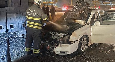 Antakya'da otomobilin motor kısmı yandı