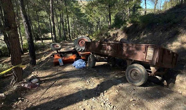 Antalya'da devrilen traktörün altında kalan sürücü hayatını kaybetti