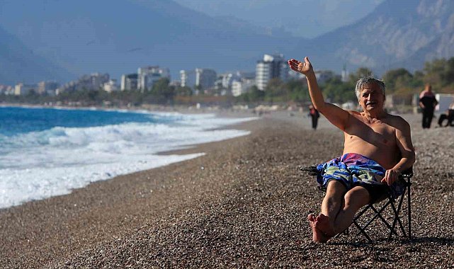 Antalya'da dün yağmur ve fırtına, bugün deniz keyfi