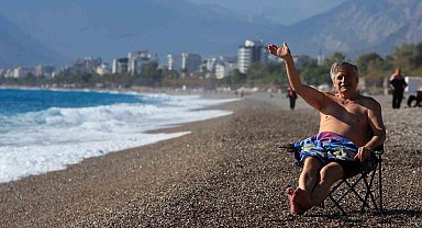 Antalya'da dün yağmur ve fırtına, bugün deniz keyfi