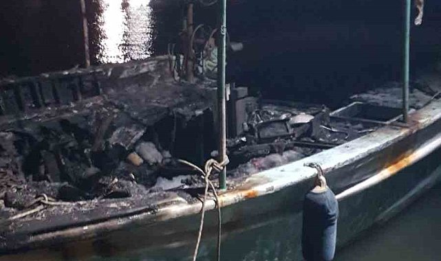 Antalya'da düşen yıldırım 3 tekneyi küle çevirdi