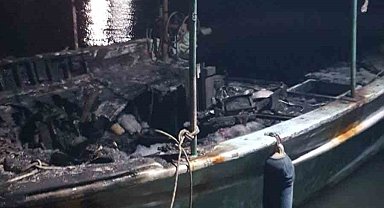 Antalya'da düşen yıldırım 3 tekneyi küle çevirdi