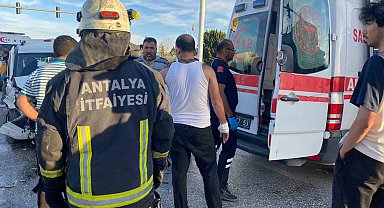 Antalya'da kavşakta iki araç çarpıştı: 4 yaralı