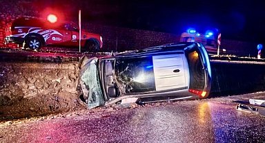 Antalya'da kontrolden çıkan otomobil yan yattı: 3 yaralı