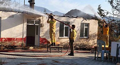 Antalya'da ormanlık alanda çıkan yangında eski okulun çatısı yandı