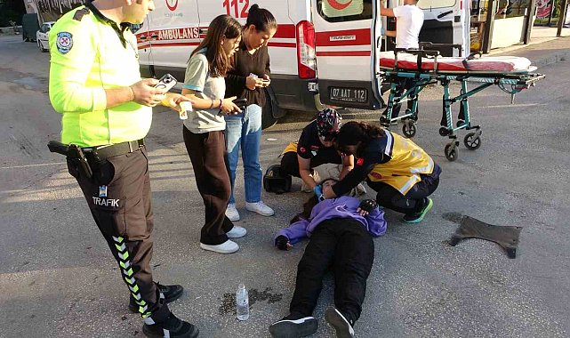 Antalya'da otomobille çarpışan motosikletin sürücüsü yola savrularak yaralandı