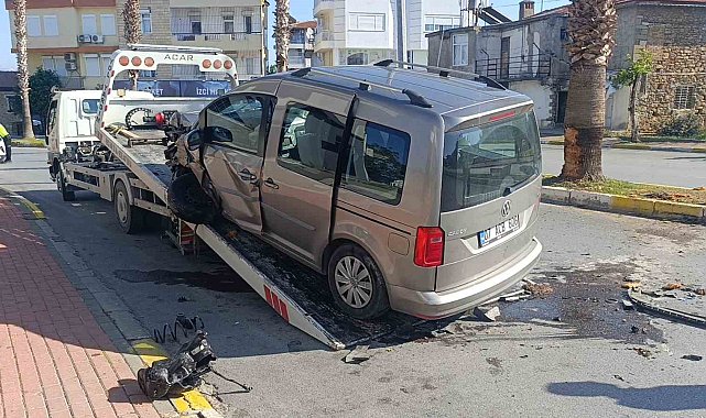Antalya'da palmiye ağacına çarpan aracın sürücüsü yaralandı