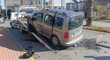 Antalya'da palmiye ağacına çarpan aracın sürücüsü yaralandı