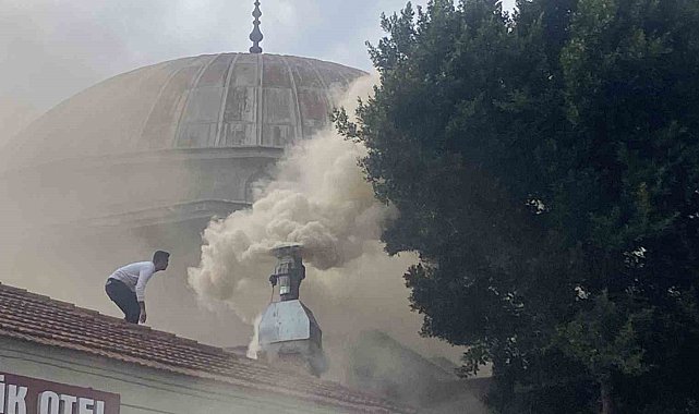 Antalya'da restoran bacasındaki yangın sokağı dumana boğdu