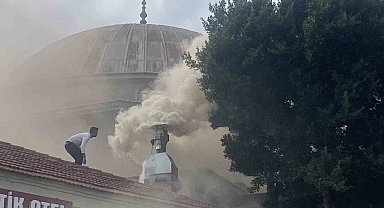 Antalya'da restoran bacasındaki yangın sokağı dumana boğdu