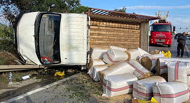 Antalya'da saman yüklü kamyonet devrildi, yol trafiğe kapandı