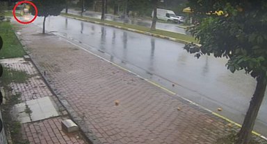 Antalya'da seyir halindeki otomobil bir anda alev topuna döndü, sürücü kendini dışarıya attı