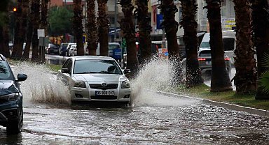 Antalya'da şiddetli yağış ve yıldırımlar etkili oldu