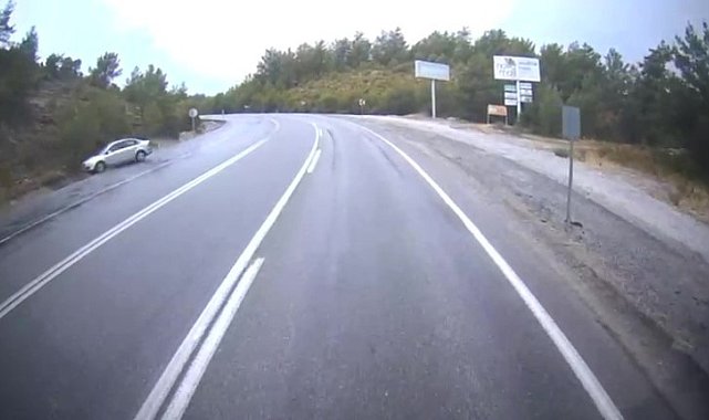 Antalya'da yağış nedeniyle kayganlaşan yolda otomobil takla attı: 2 yaralı