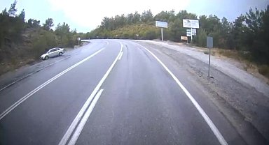 Antalya'da yağış nedeniyle kayganlaşan yolda otomobil takla attı: 2 yaralı