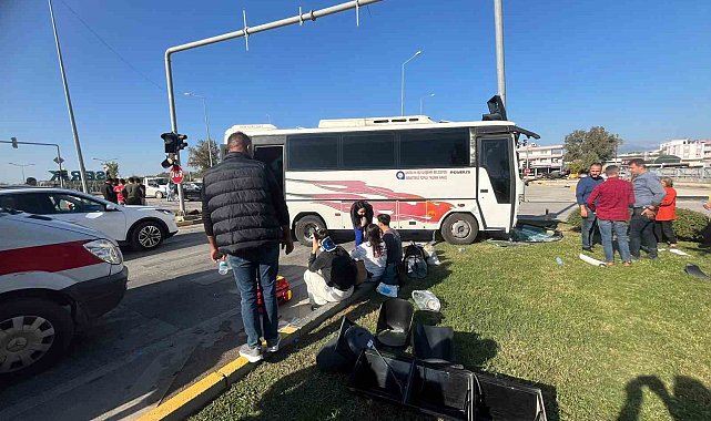 Antalya'da yolcu midibüsü ile otomobil çarpıştı: 4 yaralı