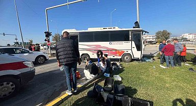 Antalya'da yolcu midibüsü ile otomobil çarpıştı: 4 yaralı