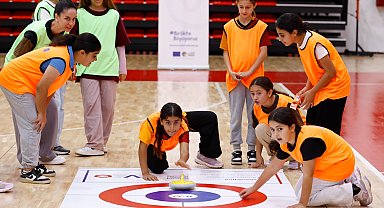 Antalya'da kız çocukları 'Floor Curling' ile tanışıyor