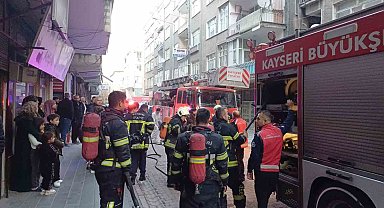 Apartmanın koridorunda çıkan yangın paniğe neden oldu