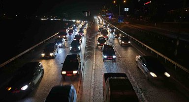 Ara tatil bitti, tatilcilerin dönüş yolculuğu başladı: 43 ilin geçiş noktasında trafik yoğunluğu arttı