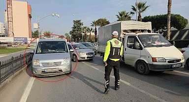 Aracını ana yola park ederek "Ceza yazmıyorlar" dedi: İki ceza birden yedi