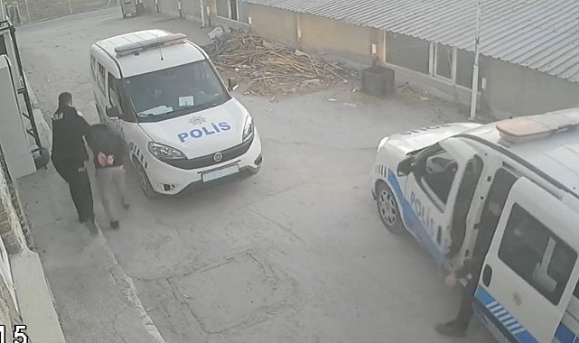 Araçla çarptığı kişiyi demir çubukla öldüren katil zanlısının yakalandığı anlar güvenlik kamerasında